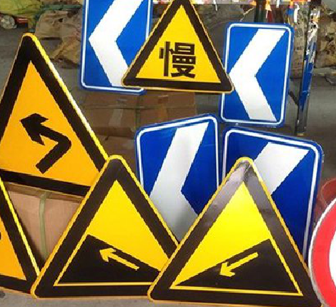  云霄标识标牌中颜色的确定是很重要的。